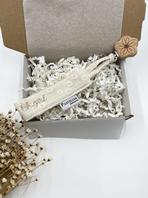 Personalizowana zawieszka do smoczka z haftowanym imieniem i drewnianym klipsem. Praktyczny dodatek do wyprawki niemowlęcej i wyjątkowy prezent dla noworodka.