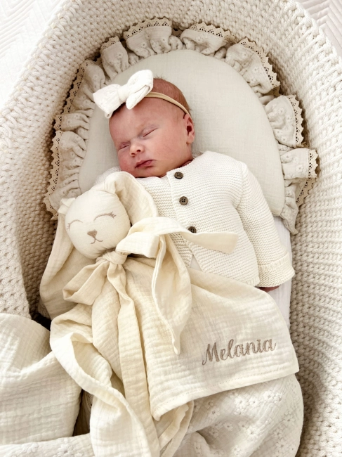 Muślinowy króliczek z imieniem dziecka – personalizowana przytulanka dla niemowlaka i wyjątkowy prezent na narodziny, baby shower lub chrzciny. Miękki króliczek z personalizacją będzie piękną pamiątką na lata.