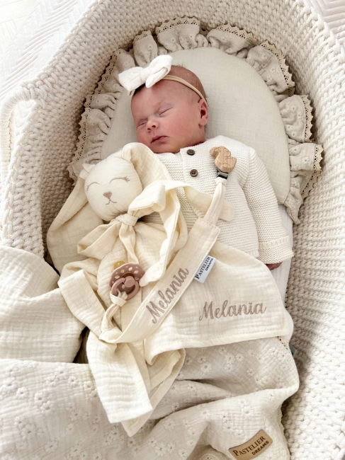 Muślinowy króliczek z imieniem dziecka – personalizowana przytulanka dla niemowlaka i wyjątkowy prezent na narodziny, baby shower lub chrzciny. Miękki króliczek z personalizacją będzie piękną pamiątką na lata.
