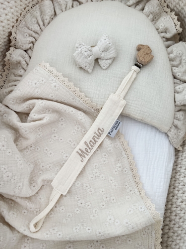 Personalizowana zawieszka do smoczka z haftowanym imieniem i drewnianym klipsem. Praktyczny dodatek do wyprawki niemowlęcej i wyjątkowy prezent dla noworodka.