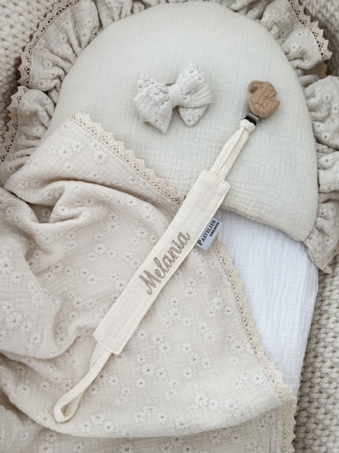 Personalizowana zawieszka do smoczka z haftowanym imieniem i drewnianym klipsem. Praktyczny dodatek do wyprawki niemowlęcej i wyjątkowy prezent dla noworodka.
