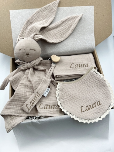 Box prezentowy dla noworodka z personalizowaną przytulanką króliczkiem z muślinu, zawieszką do smoczka z imieniem dziecka, śliniaczkiem z haftem oraz pieluszką muślinową z imieniem. Idealny prezent na narodziny, baby shower i chrzciny.