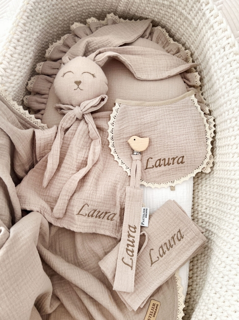 Box prezentowy dla noworodka z personalizowaną przytulanką króliczkiem z muślinu, zawieszką do smoczka z imieniem dziecka, śliniaczkiem z haftem oraz pieluszką muślinową z imieniem. Idealny prezent na narodziny, baby shower i chrzciny.