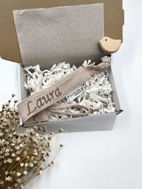 Personalizowana zawieszka do smoczka z haftowanym imieniem i drewnianym klipsem. Praktyczny dodatek do wyprawki niemowlęcej i wyjątkowy prezent dla noworodka.
