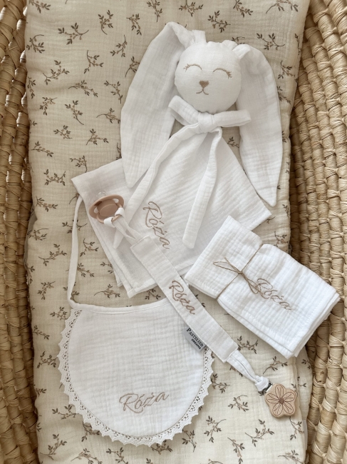 Box prezentowy dla noworodka z personalizowaną przytulanką króliczkiem z muślinu, zawieszką do smoczka z imieniem dziecka, śliniaczkiem z haftem oraz pieluszką muślinową z imieniem. Idealny prezent na narodziny, baby shower i chrzciny.