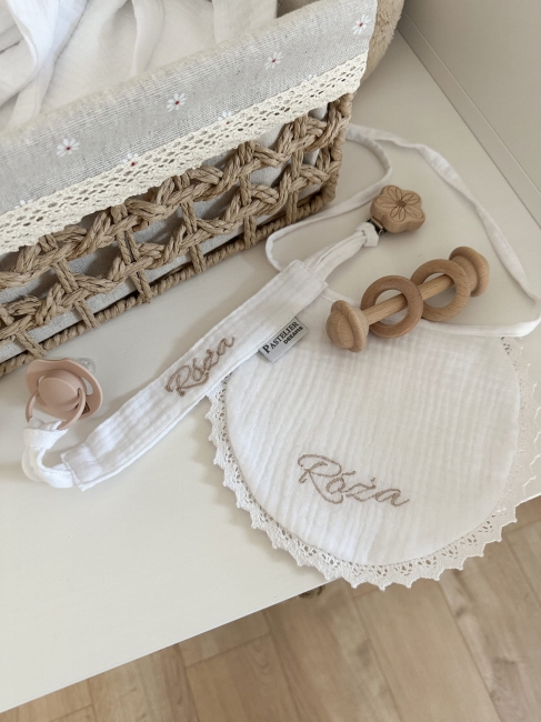 Box prezentowy dla noworodka z personalizowaną przytulanką króliczkiem z muślinu, zawieszką do smoczka z imieniem dziecka, śliniaczkiem z haftem oraz pieluszką muślinową z imieniem. Idealny prezent na narodziny, baby shower i chrzciny.