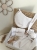 Muślinowy króliczek z imieniem dziecka – personalizowana przytulanka dla niemowlaka i wyjątkowy prezent na narodziny, baby shower lub chrzciny. Miękki króliczek z personalizacją będzie piękną pamiątką na lata.
