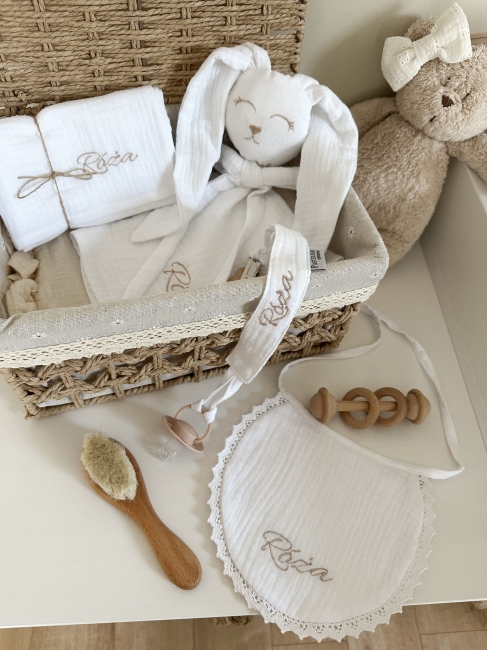 Muślinowy króliczek z imieniem dziecka – personalizowana przytulanka dla niemowlaka i wyjątkowy prezent na narodziny, baby shower lub chrzciny. Miękki króliczek z personalizacją będzie piękną pamiątką na lata.