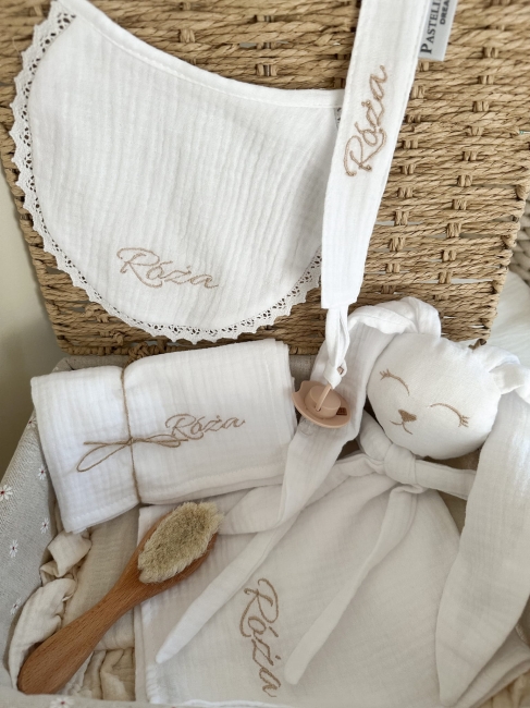 Muślinowy króliczek z imieniem dziecka – personalizowana przytulanka dla niemowlaka i wyjątkowy prezent na narodziny, baby shower lub chrzciny. Miękki króliczek z personalizacją będzie piękną pamiątką na lata.