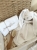 Muślinowy króliczek z imieniem dziecka – personalizowana przytulanka dla niemowlaka i wyjątkowy prezent na narodziny, baby shower lub chrzciny. Miękki króliczek z personalizacją będzie piękną pamiątką na lata.