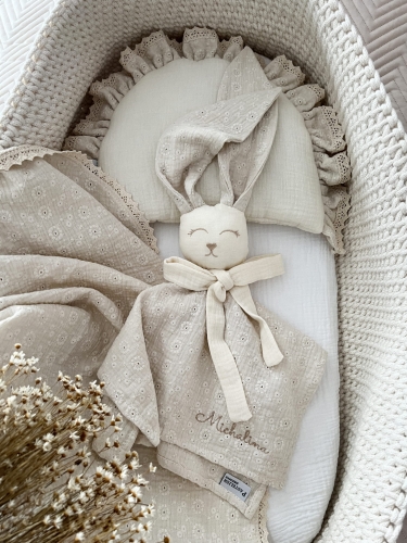 Muślinowy króliczek z imieniem dziecka – personalizowana przytulanka dla niemowlaka i wyjątkowy prezent na narodziny, baby shower lub chrzciny. Miękki króliczek z personalizacją będzie piękną pamiątką na lata.