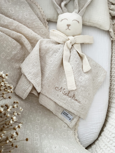 Muślinowy króliczek z imieniem dziecka – personalizowana przytulanka dla niemowlaka i wyjątkowy prezent na narodziny, baby shower lub chrzciny. Miękki króliczek z personalizacją będzie piękną pamiątką na lata.