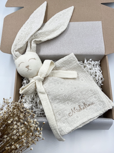 Muślinowy króliczek z imieniem dziecka – personalizowana przytulanka dla niemowlaka i wyjątkowy prezent na narodziny, baby shower lub chrzciny. Miękki króliczek z personalizacją będzie piękną pamiątką na lata.
