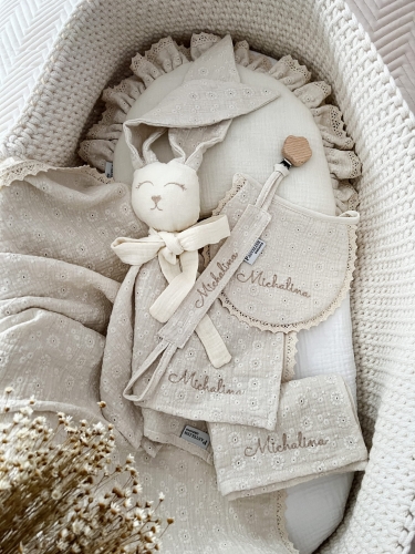 Box prezentowy dla noworodka z personalizowaną przytulanką króliczkiem z muślinu, zawieszką do smoczka z imieniem dziecka, śliniaczkiem z haftem oraz pieluszką muślinową z imieniem. Idealny prezent na narodziny, baby shower i chrzciny.