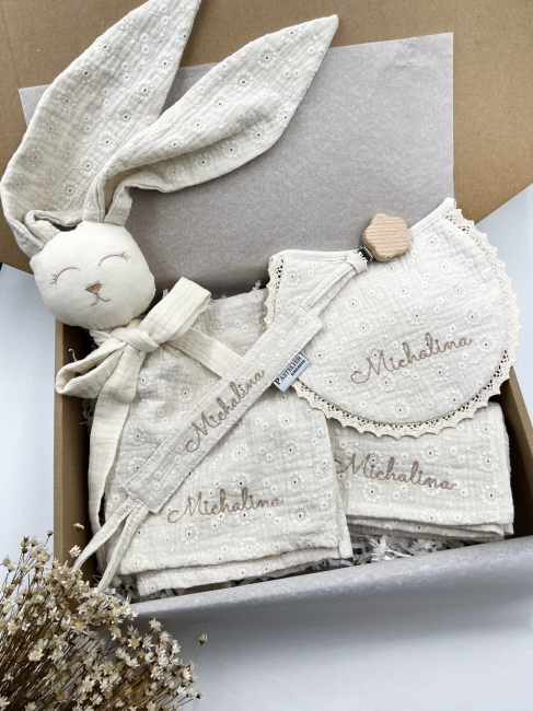 Box prezentowy dla noworodka z personalizowaną przytulanką króliczkiem z muślinu, zawieszką do smoczka z imieniem dziecka, śliniaczkiem z haftem oraz pieluszką muślinową z imieniem. Idealny prezent na narodziny, baby shower i chrzciny.