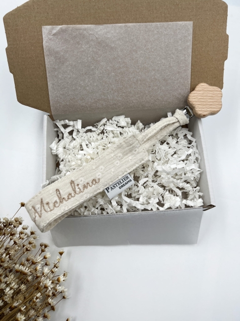 Personalizowana zawieszka do smoczka z haftowanym imieniem i drewnianym klipsem. Praktyczny dodatek do wyprawki niemowlęcej i wyjątkowy prezent dla noworodka.