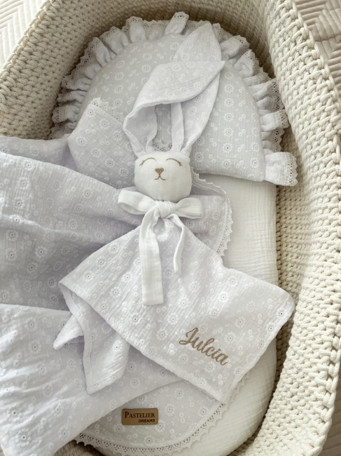 Muślinowy króliczek z imieniem dziecka – personalizowana przytulanka dla niemowlaka i wyjątkowy prezent na narodziny, baby shower lub chrzciny. Miękki króliczek z personalizacją będzie piękną pamiątką na lata.