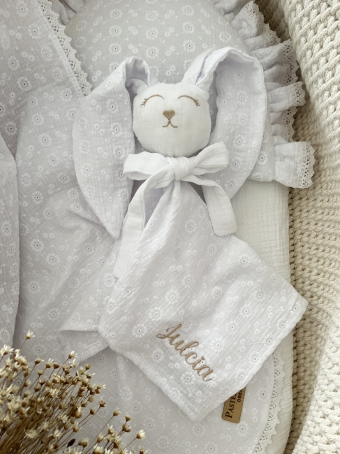 Muślinowy króliczek z imieniem dziecka – personalizowana przytulanka dla niemowlaka i wyjątkowy prezent na narodziny, baby shower lub chrzciny. Miękki króliczek z personalizacją będzie piękną pamiątką na lata.