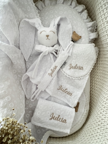Box prezentowy dla noworodka z personalizowaną przytulanką króliczkiem z muślinu, zawieszką do smoczka z imieniem dziecka, śliniaczkiem z haftem oraz pieluszką muślinową z imieniem. Idealny prezent na narodziny, baby shower i chrzciny.