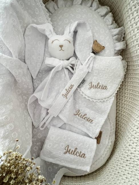 Box prezentowy dla noworodka z personalizowaną przytulanką króliczkiem z muślinu, zawieszką do smoczka z imieniem dziecka, śliniaczkiem z haftem oraz pieluszką muślinową z imieniem. Idealny prezent na narodziny, baby shower i chrzciny.