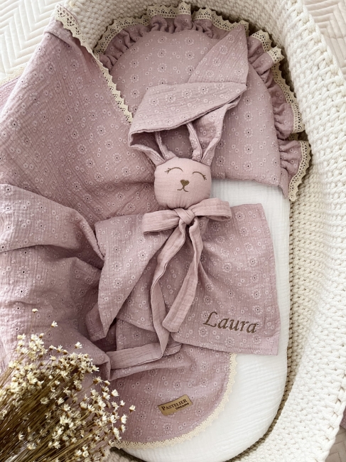 Muślinowy króliczek z imieniem dziecka – personalizowana przytulanka dla niemowlaka i wyjątkowy prezent na narodziny, baby shower lub chrzciny. Miękki króliczek z personalizacją będzie piękną pamiątką na lata.