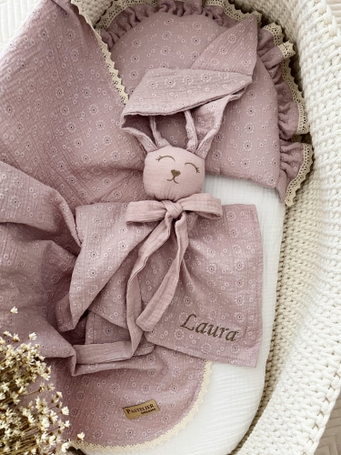 Muślinowy króliczek z imieniem dziecka – personalizowana przytulanka dla niemowlaka i wyjątkowy prezent na narodziny, baby shower lub chrzciny. Miękki króliczek z personalizacją będzie piękną pamiątką na lata.