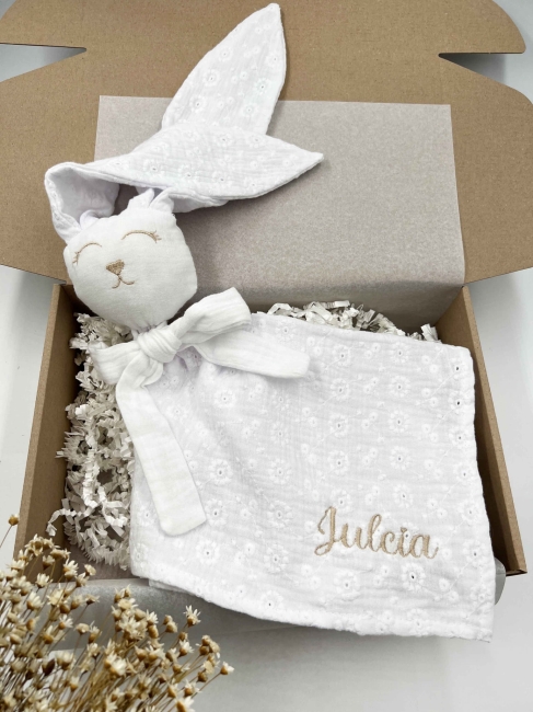 Muślinowy króliczek z imieniem dziecka – personalizowana przytulanka dla niemowlaka i wyjątkowy prezent na narodziny, baby shower lub chrzciny. Miękki króliczek z personalizacją będzie piękną pamiątką na lata.