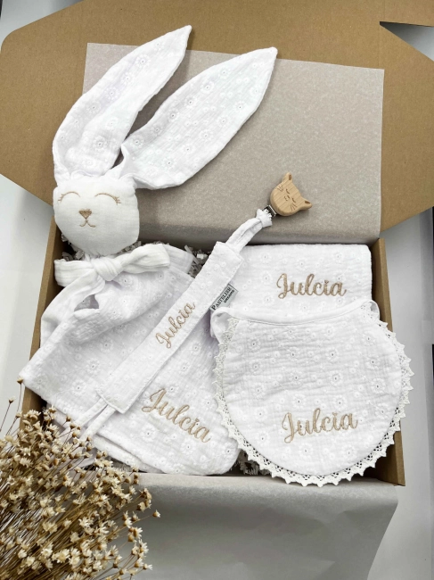 Box prezentowy dla noworodka z personalizowaną przytulanką króliczkiem z muślinu, zawieszką do smoczka z imieniem dziecka, śliniaczkiem z haftem oraz pieluszką muślinową z imieniem. Idealny prezent na narodziny, baby shower i chrzciny.