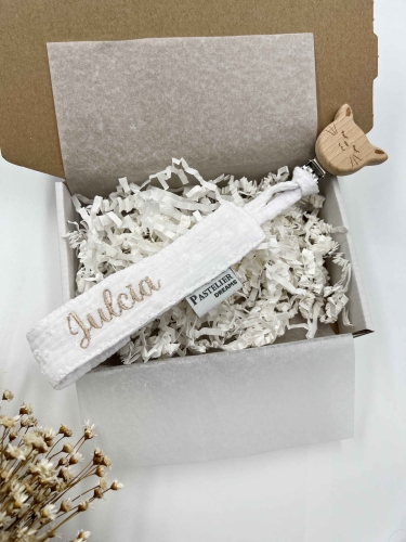 Personalizowana zawieszka do smoczka z haftowanym imieniem i drewnianym klipsem. Praktyczny dodatek do wyprawki niemowlęcej i wyjątkowy prezent dla noworodka.