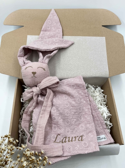 Muślinowy króliczek z imieniem dziecka – personalizowana przytulanka dla niemowlaka i wyjątkowy prezent na narodziny, baby shower lub chrzciny. Miękki króliczek z personalizacją będzie piękną pamiątką na lata.