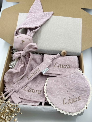Box prezentowy dla noworodka z personalizowaną przytulanką króliczkiem z muślinu, zawieszką do smoczka z imieniem dziecka, śliniaczkiem z haftem oraz pieluszką muślinową z imieniem. Idealny prezent na narodziny, baby shower i chrzciny.