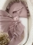 Muślinowy króliczek z imieniem dziecka – personalizowana przytulanka dla niemowlaka i wyjątkowy prezent na narodziny, baby shower lub chrzciny. Miękki króliczek z personalizacją będzie piękną pamiątką na lata.