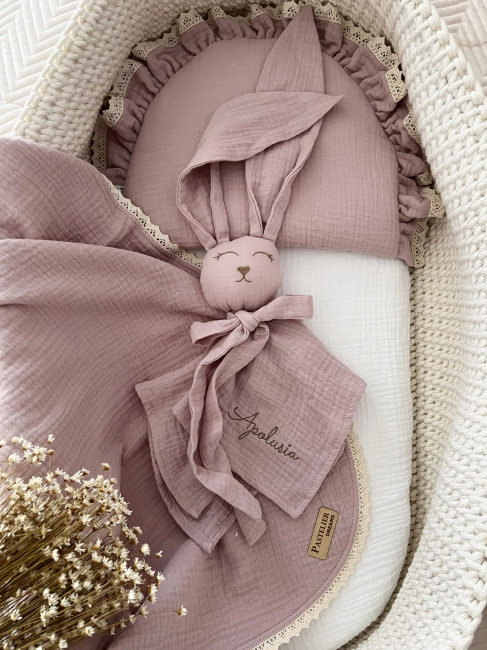 Muślinowy króliczek z imieniem dziecka – personalizowana przytulanka dla niemowlaka i wyjątkowy prezent na narodziny, baby shower lub chrzciny. Miękki króliczek z personalizacją będzie piękną pamiątką na lata.