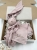 Muślinowy króliczek z imieniem dziecka – personalizowana przytulanka dla niemowlaka i wyjątkowy prezent na narodziny, baby shower lub chrzciny. Miękki króliczek z personalizacją będzie piękną pamiątką na lata.