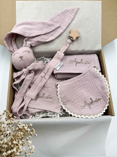 Box prezentowy dla noworodka z personalizowaną przytulanką króliczkiem z muślinu, zawieszką do smoczka z imieniem dziecka, śliniaczkiem z haftem oraz pieluszką muślinową z imieniem. Idealny prezent na narodziny, baby shower i chrzciny.