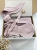 Box prezentowy dla noworodka z personalizowaną przytulanką króliczkiem z muślinu, zawieszką do smoczka z imieniem dziecka, śliniaczkiem z haftem oraz pieluszką muślinową z imieniem. Idealny prezent na narodziny, baby shower i chrzciny.
