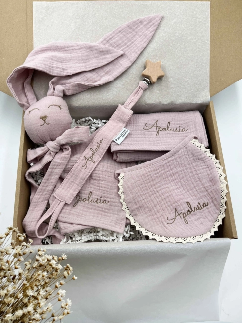 Box prezentowy dla noworodka z personalizowaną przytulanką króliczkiem z muślinu, zawieszką do smoczka z imieniem dziecka, śliniaczkiem z haftem oraz pieluszką muślinową z imieniem. Idealny prezent na narodziny, baby shower i chrzciny.