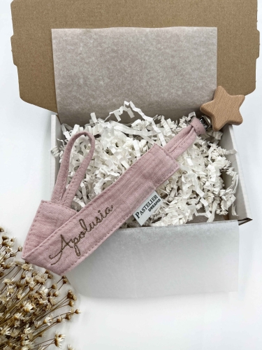 Personalizowana zawieszka do smoczka z haftowanym imieniem i drewnianym klipsem. Praktyczny dodatek do wyprawki niemowlęcej i wyjątkowy prezent dla noworodka.