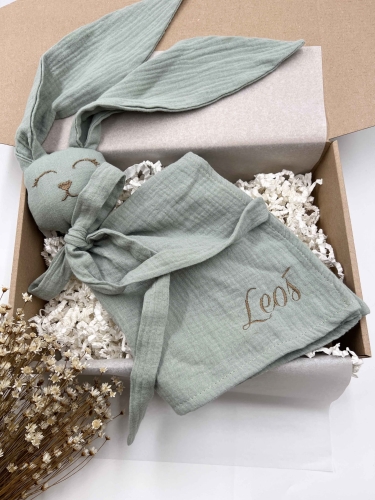 Muślinowy króliczek z imieniem dziecka – personalizowana przytulanka dla niemowlaka i wyjątkowy prezent na narodziny, baby shower lub chrzciny. Miękki króliczek z personalizacją będzie piękną pamiątką na lata.