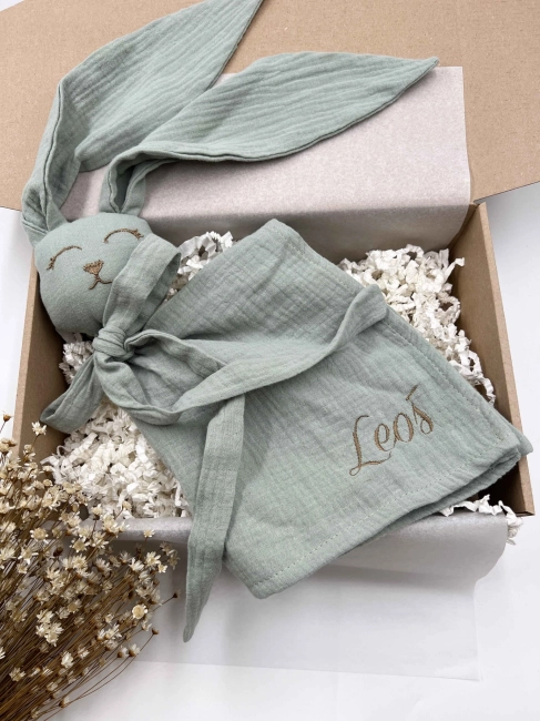 Muślinowy króliczek z imieniem dziecka – personalizowana przytulanka dla niemowlaka i wyjątkowy prezent na narodziny, baby shower lub chrzciny. Miękki króliczek z personalizacją będzie piękną pamiątką na lata.