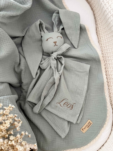Muślinowy króliczek z imieniem dziecka – personalizowana przytulanka dla niemowlaka i wyjątkowy prezent na narodziny, baby shower lub chrzciny. Miękki króliczek z personalizacją będzie piękną pamiątką na lata.
