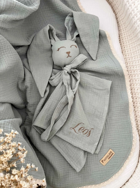 Muślinowy króliczek z imieniem dziecka – personalizowana przytulanka dla niemowlaka i wyjątkowy prezent na narodziny, baby shower lub chrzciny. Miękki króliczek z personalizacją będzie piękną pamiątką na lata.