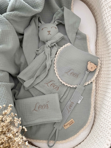 Box prezentowy dla noworodka z personalizowaną przytulanką króliczkiem z muślinu, zawieszką do smoczka z imieniem dziecka, śliniaczkiem z haftem oraz pieluszką muślinową z imieniem. Idealny prezent na narodziny, baby shower i chrzciny.