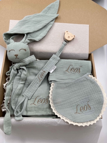 Box prezentowy dla noworodka z personalizowaną przytulanką króliczkiem z muślinu, zawieszką do smoczka z imieniem dziecka, śliniaczkiem z haftem oraz pieluszką muślinową z imieniem. Idealny prezent na narodziny, baby shower i chrzciny.