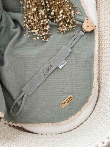 Personalizowana zawieszka do smoczka z haftowanym imieniem i drewnianym klipsem. Praktyczny dodatek do wyprawki niemowlęcej i wyjątkowy prezent dla noworodka.