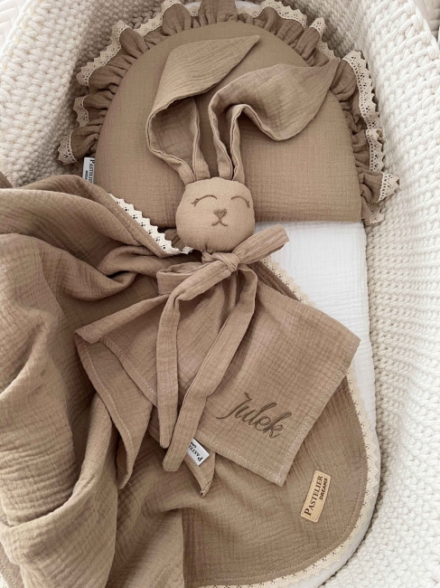Muślinowy króliczek z imieniem dziecka – personalizowana przytulanka dla niemowlaka i wyjątkowy prezent na narodziny, baby shower lub chrzciny. Miękki króliczek z personalizacją będzie piękną pamiątką na lata.