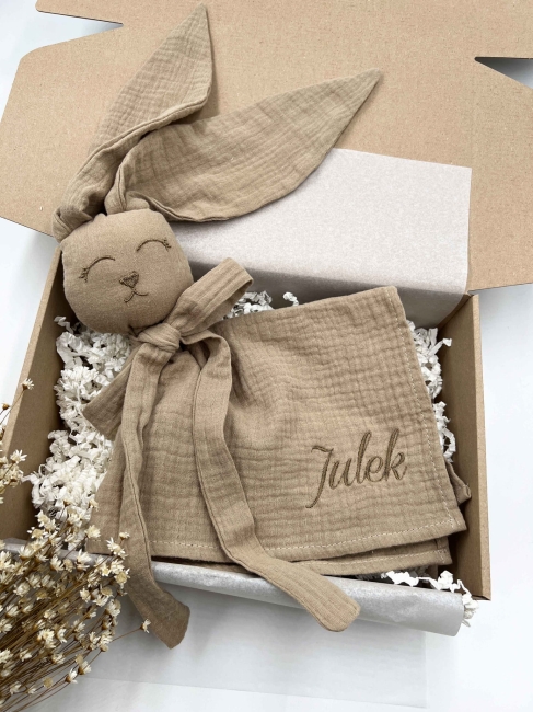 Muślinowy króliczek z imieniem dziecka – personalizowana przytulanka dla niemowlaka i wyjątkowy prezent na narodziny, baby shower lub chrzciny. Miękki króliczek z personalizacją będzie piękną pamiątką na lata.