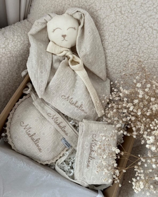 Personalizowana zawieszka do smoczka z haftowanym imieniem i drewnianym klipsem. Praktyczny dodatek do wyprawki niemowlęcej i wyjątkowy prezent dla noworodka.