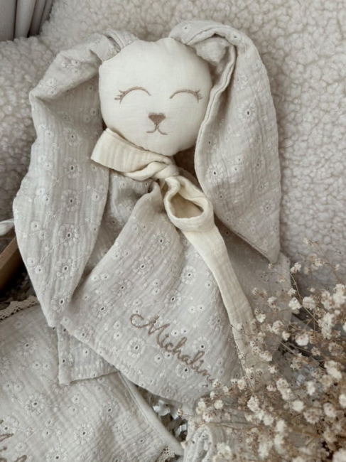 Muślinowy króliczek z imieniem dziecka – personalizowana przytulanka dla niemowlaka i wyjątkowy prezent na narodziny, baby shower lub chrzciny. Miękki króliczek z personalizacją będzie piękną pamiątką na lata.
