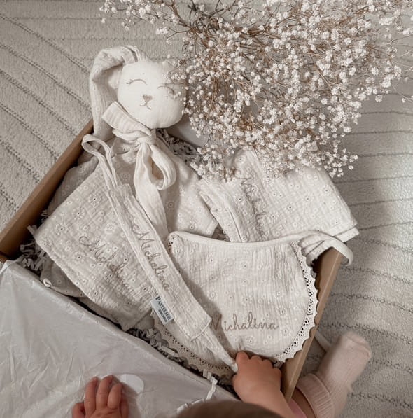 Muślinowy króliczek z imieniem dziecka – personalizowana przytulanka dla niemowlaka i wyjątkowy prezent na narodziny, baby shower lub chrzciny. Miękki króliczek z personalizacją będzie piękną pamiątką na lata.
